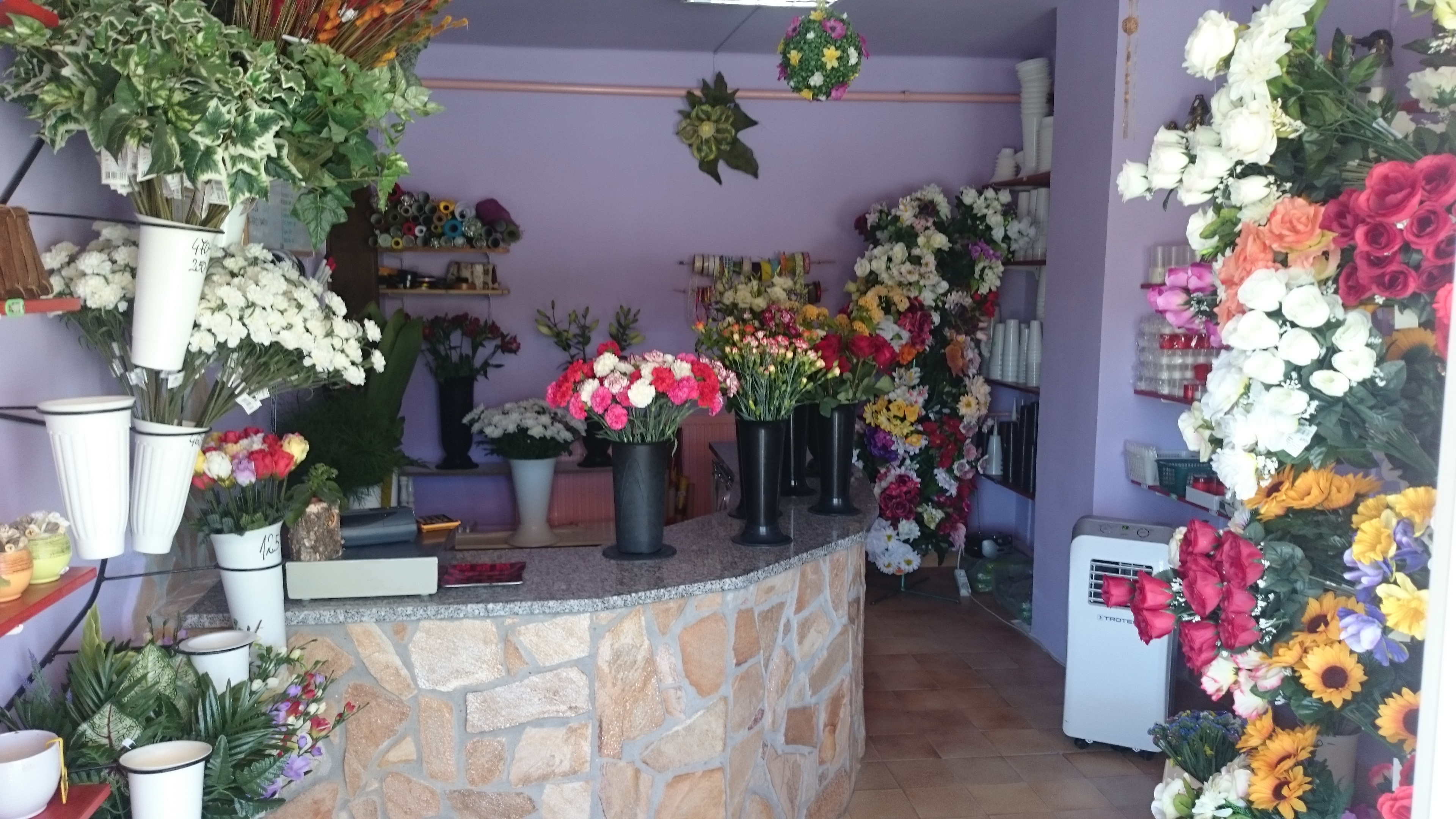 Üzletünk bejárata